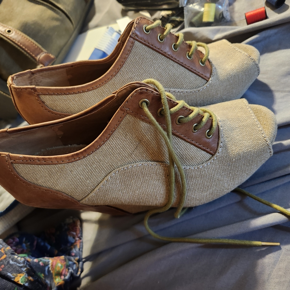 Gianni Bini Tan and Brown Wedges